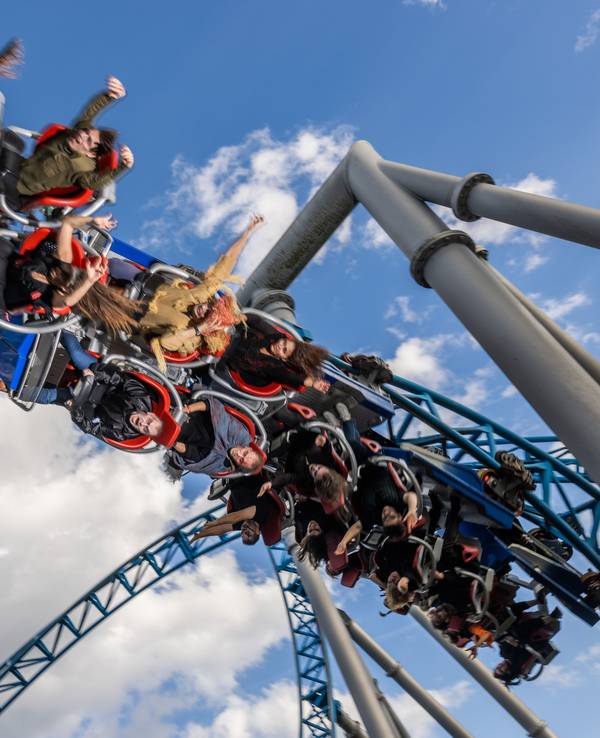 Menschen fahren in einer Achterbahn im Europa-Park Rust.