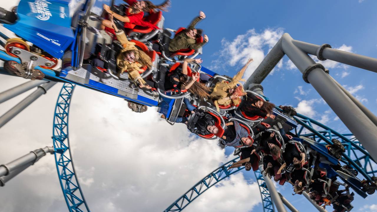 Menschen fahren in einer Achterbahn im Europa-Park Rust.