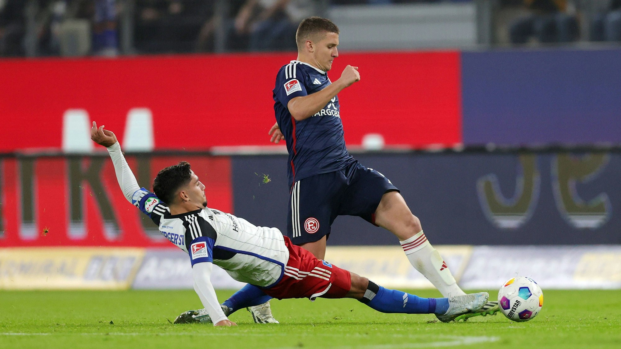 Fortuna Düsseldorfs Christos Tzolis im Zweikampf mit HSV-Profi Ludovit Reis.