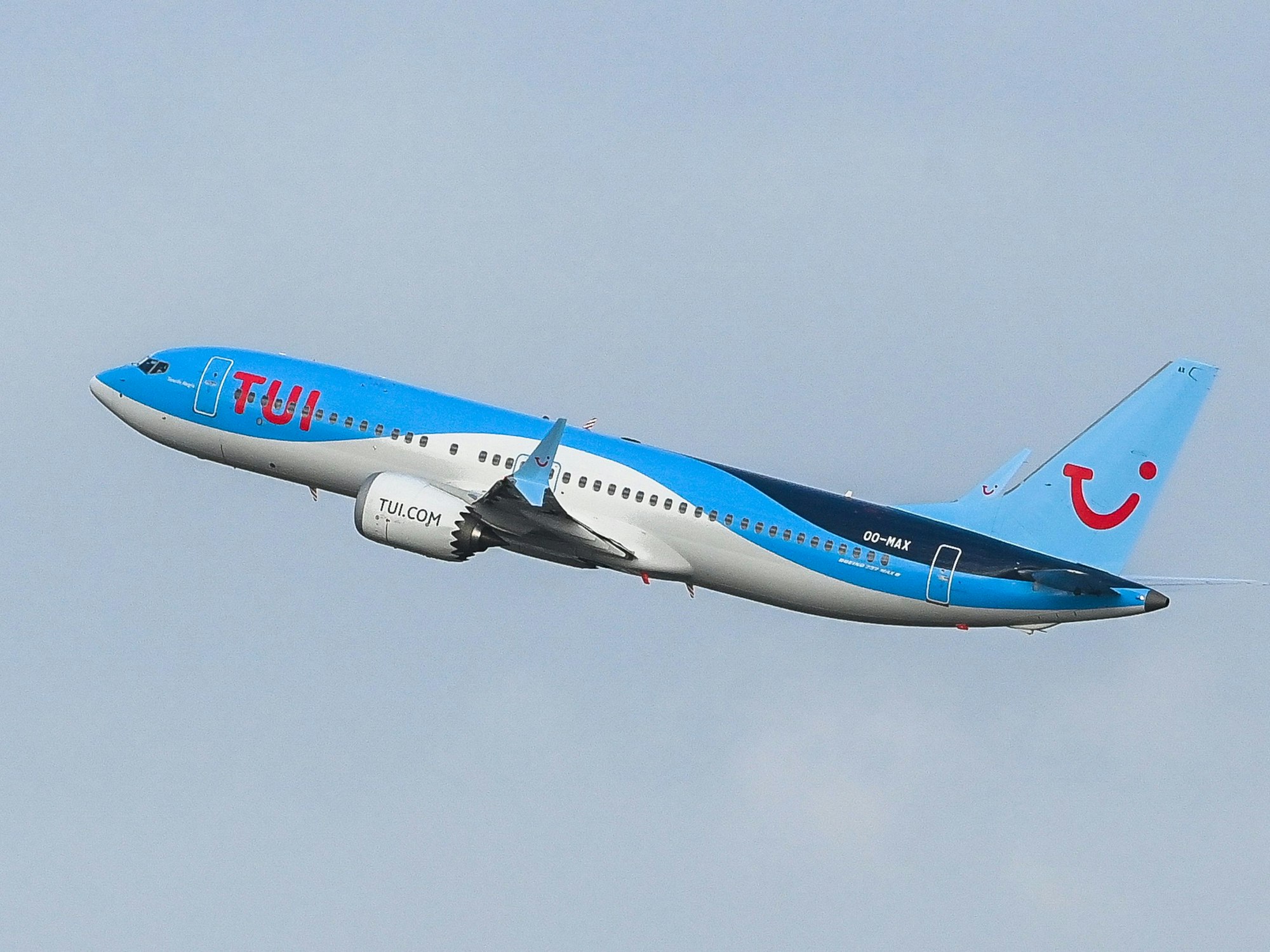 Ein Flug mit Passagieren einer Boeing 737 MAX von TUI fly Belgium hebt am Flughafen Brüssel ab, hier im Februar 2021.