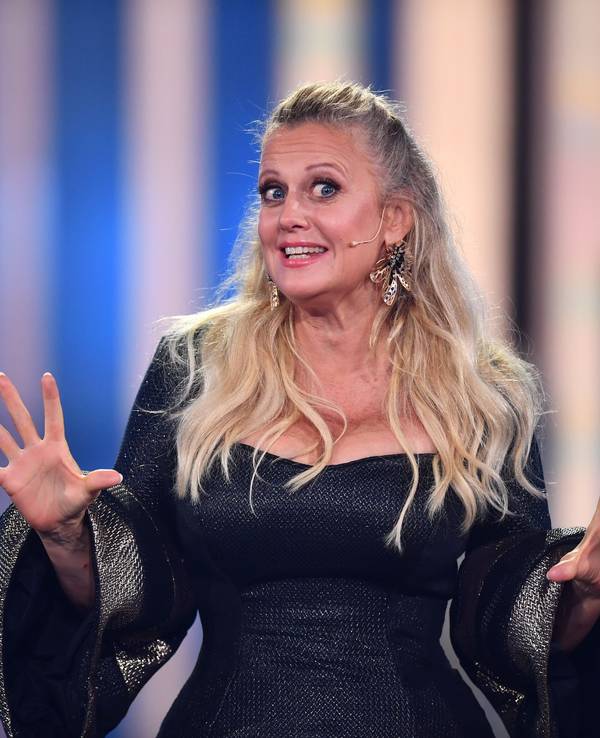 Moderatorin Barbara Schöneberger steht bei der Verleihung vom Deutschen Fernsehpreis 2022 auf der Bühne.