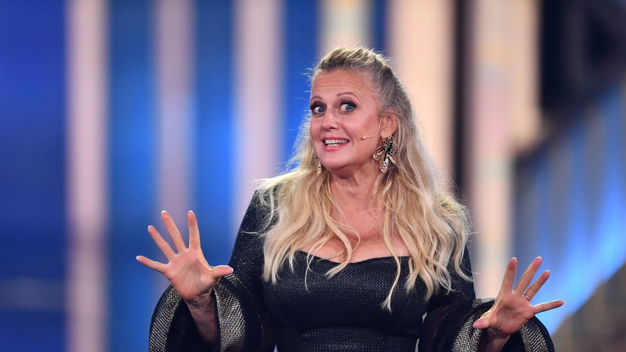 Moderatorin Barbara Schöneberger steht bei der Verleihung vom Deutschen Fernsehpreis 2022 auf der Bühne.