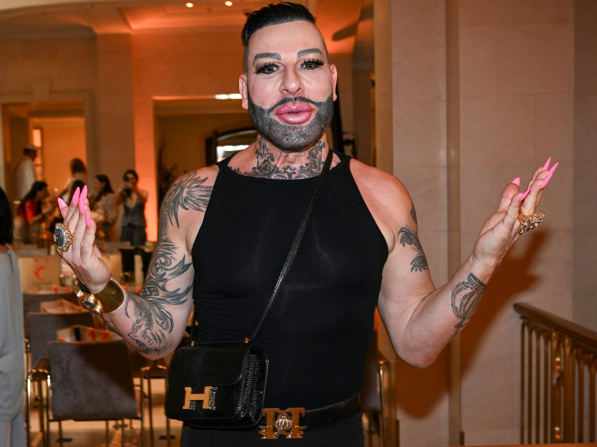 Der Designer Harald Glööckler kommt bei der Berlin Fashion Week zur Show von Anja Gockel in das Hotel Adlon.