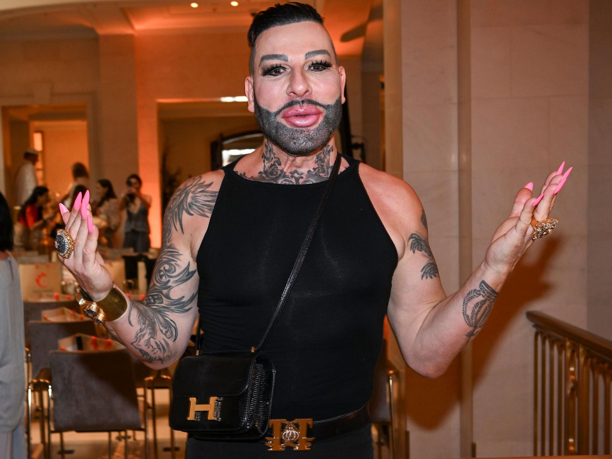 Der Designer Harald Glööckler kommt bei der Berlin Fashion Week zur Show von Anja Gockel in das Hotel Adlon.