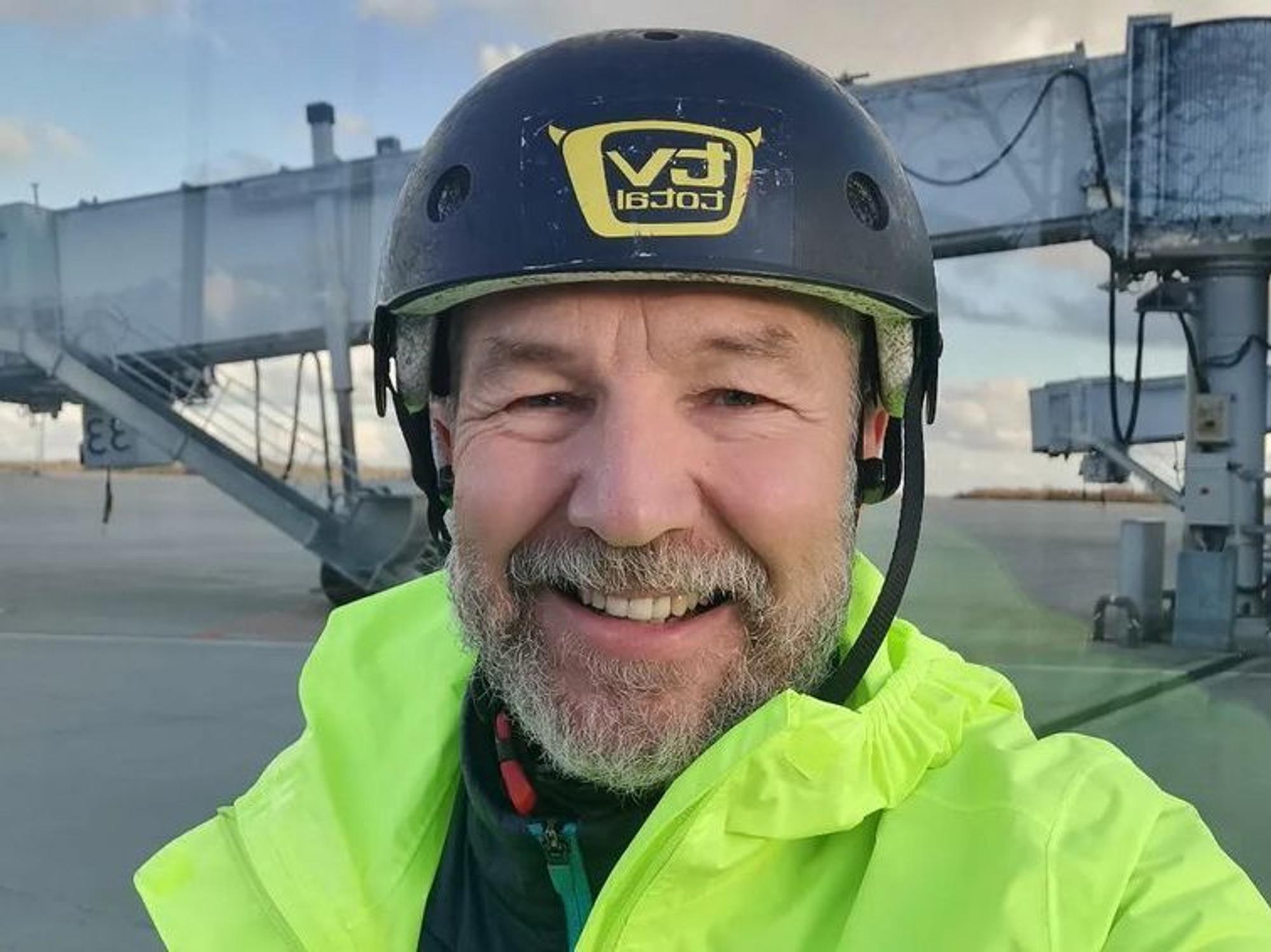 Ron Ringguth posiert mit Helm für ein Foto.