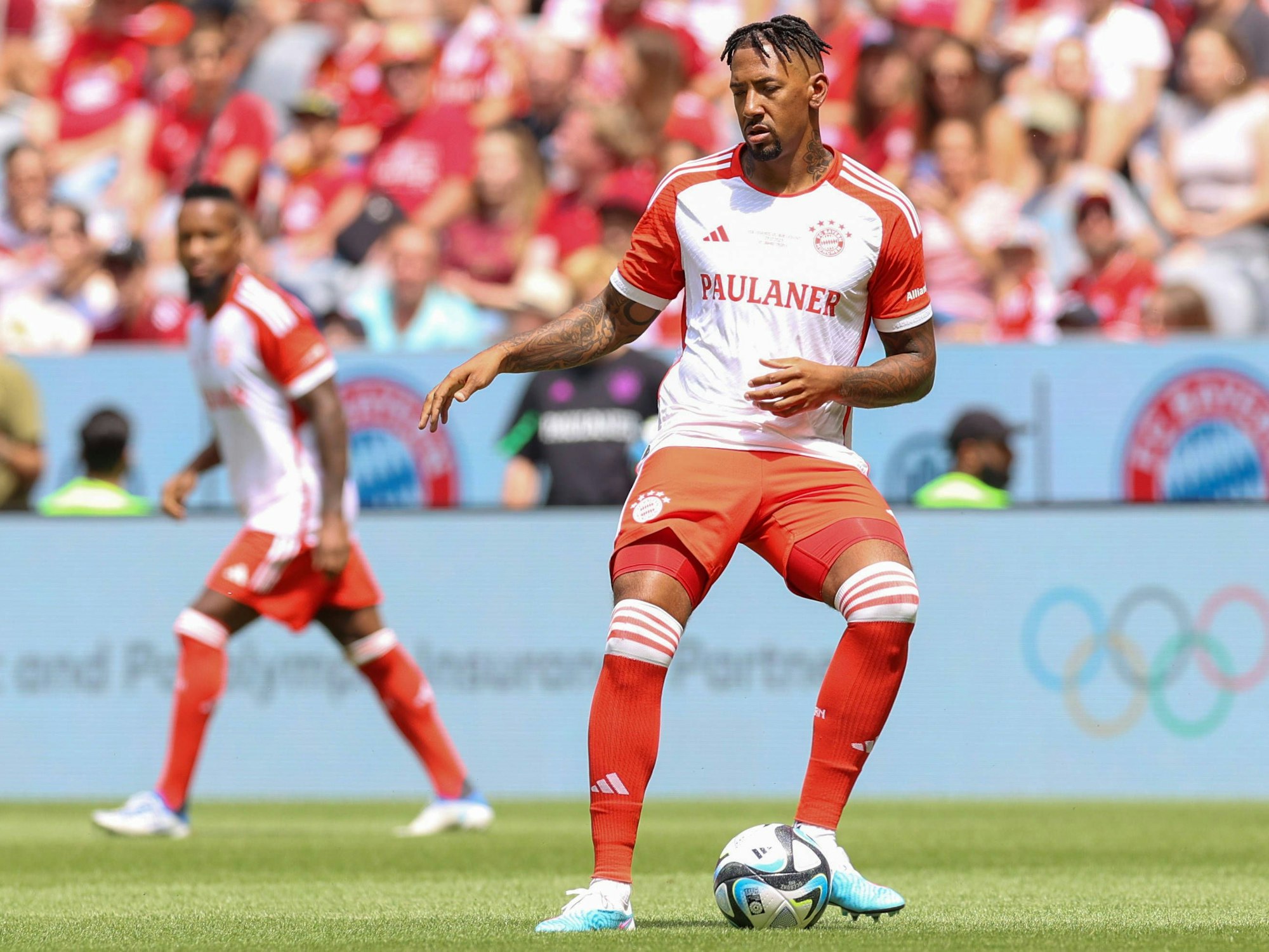 Jerome Boateng spielt einen Pass.