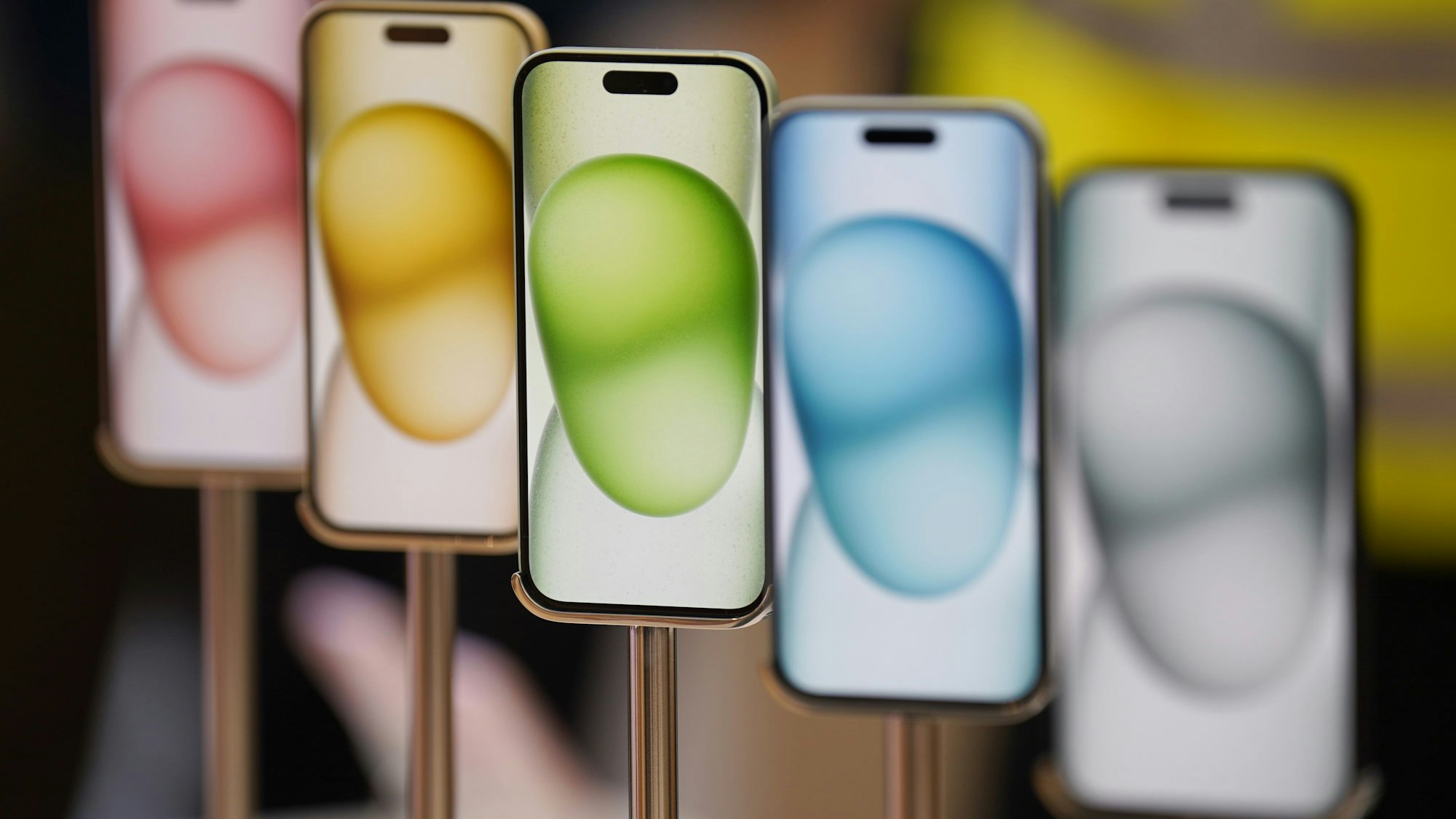 Das neue Apple iPhone 15 wird im Flagship-Store des Technologiekonzerns in der Regent Street ausgestellt.