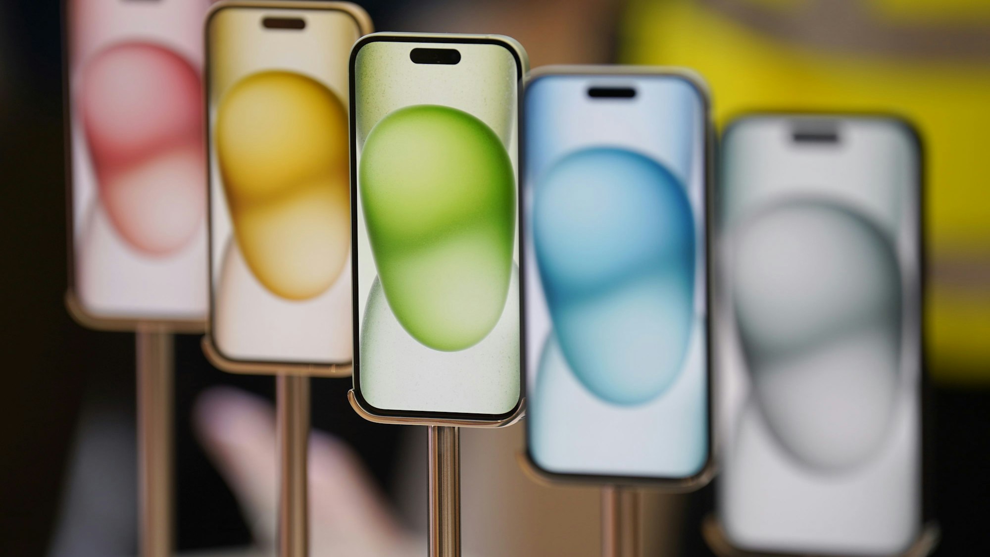 Das neue Apple iPhone 15 wird im Flagship-Store des Technologiekonzerns in der Regent Street ausgestellt.