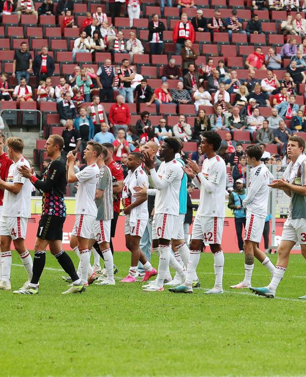 Die Mannschaft vor der Südtribüne nach dem Spiel (1. FC Köln).