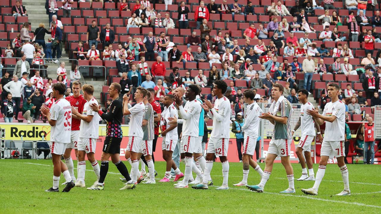 Die Mannschaft vor der Südtribüne nach dem Spiel (1. FC Köln).