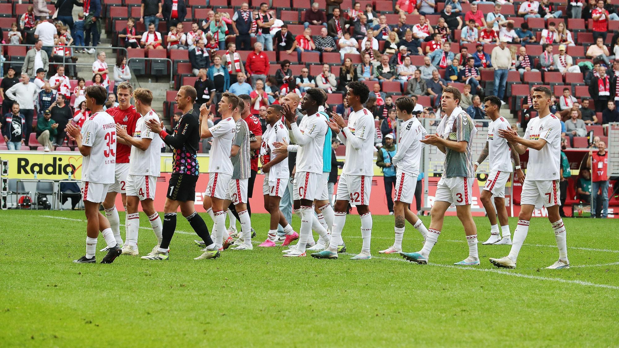 Die Mannschaft vor der Südtribüne nach dem Spiel (1. FC Köln).