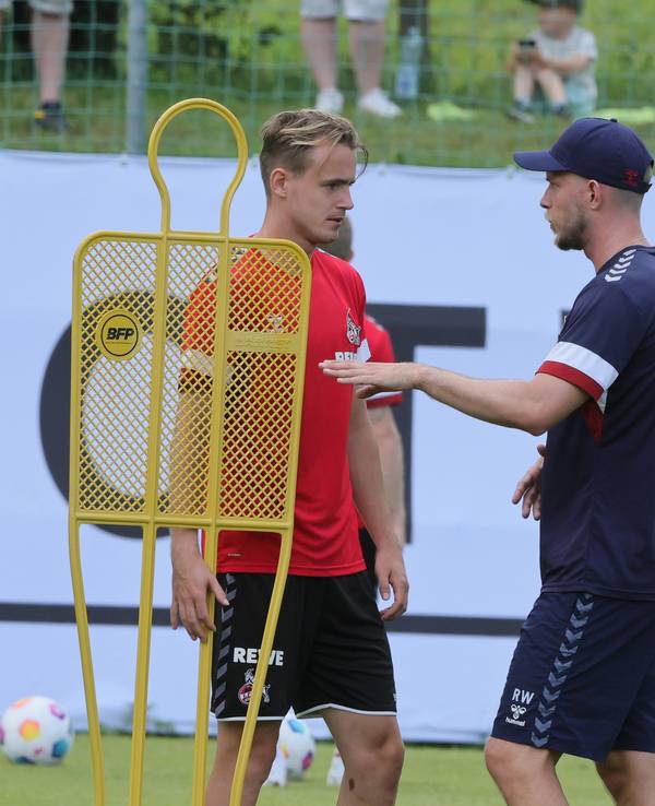 Jacob Christensen spricht im Training mit Rene Wagner.