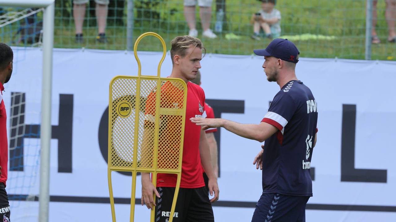Jacob Christensen spricht im Training mit Rene Wagner.