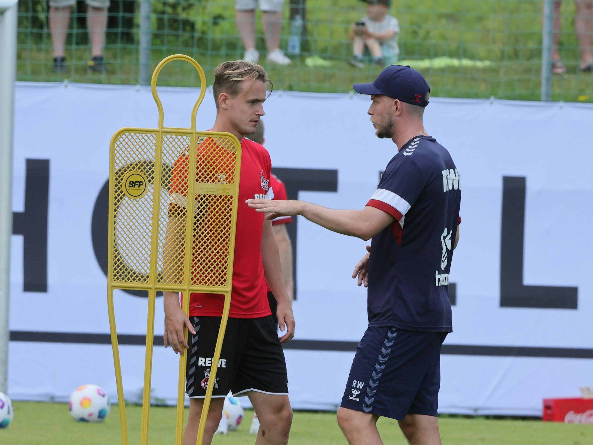 Jacob Christensen spricht im Training mit Rene Wagner.