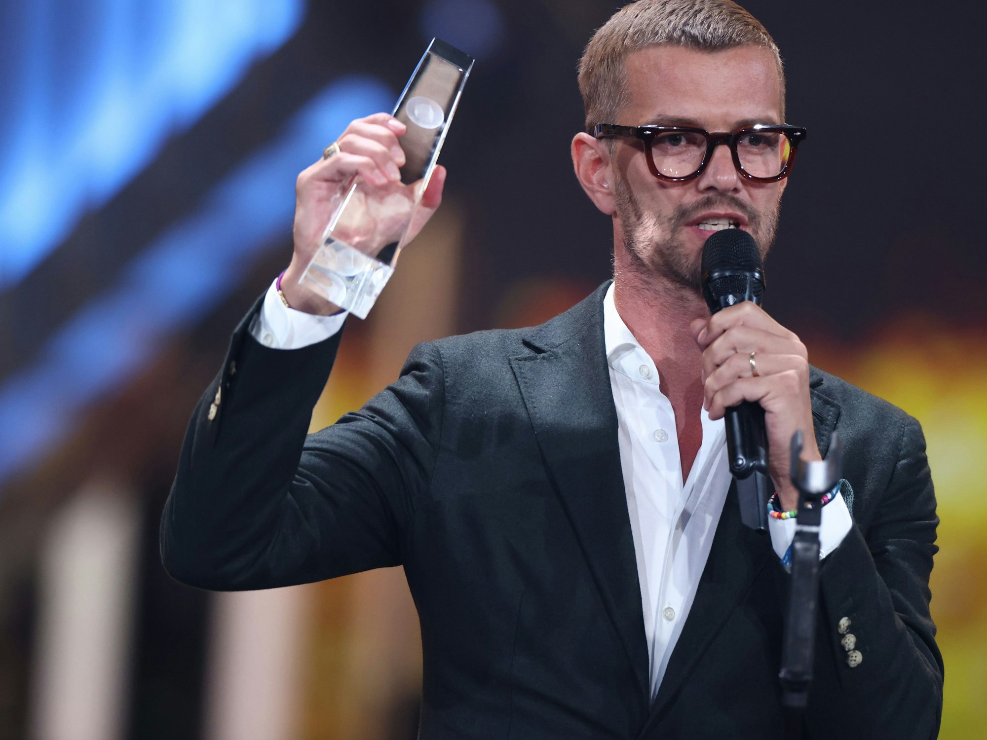 Der Moderator Joko Winterscheidt zeigt seinen Preis Beste Doku-Serie für die Prime Video-Sendung "Joko Winterscheidt Presents: The Worlds Most Dangerous Show" beim Deutschen Fernsehpreis 2023 im Coloneum. Der Deutsche Fernsehpreis wird für die Programmsaison 2022/23 in Köln verliehen.