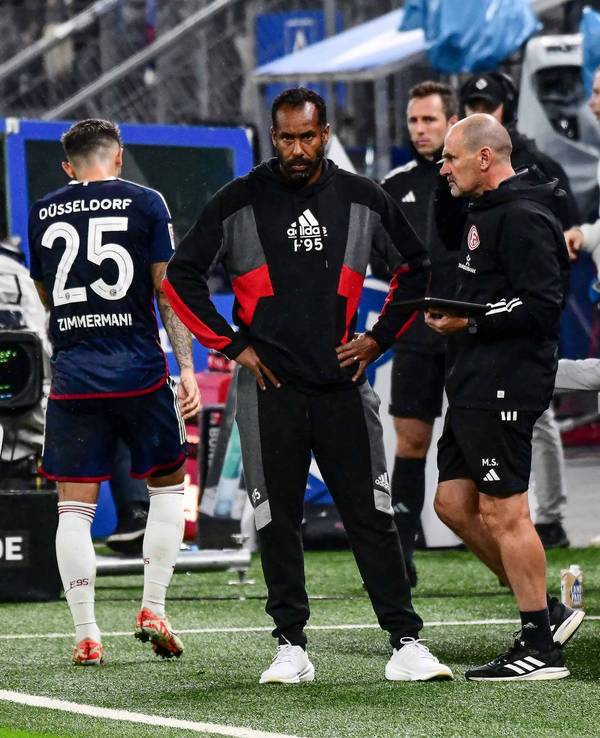Daniel Thioune schaut wütend auf das Spielfeld.