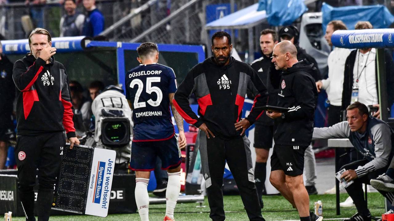 Daniel Thioune schaut wütend auf das Spielfeld.