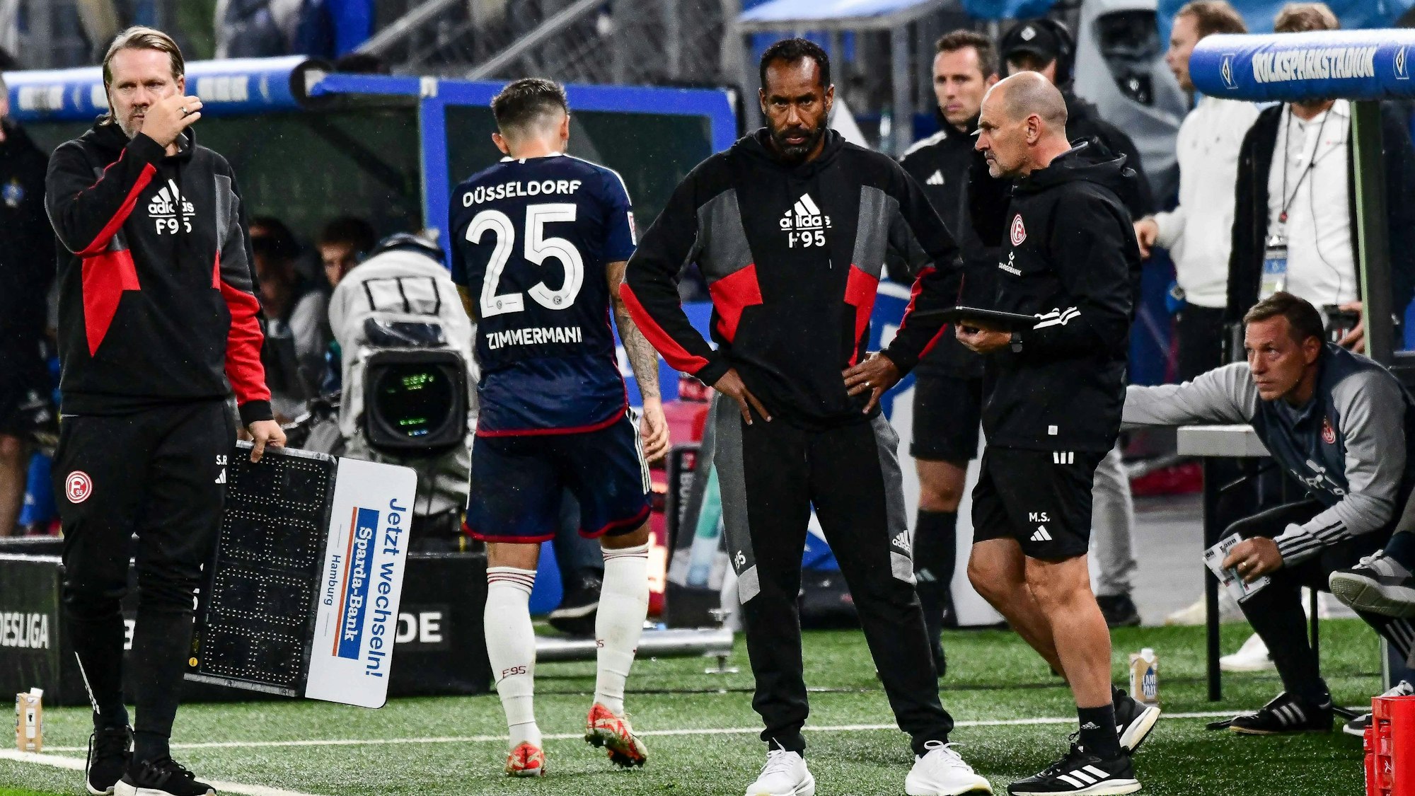 Daniel Thioune schaut wütend auf das Spielfeld.