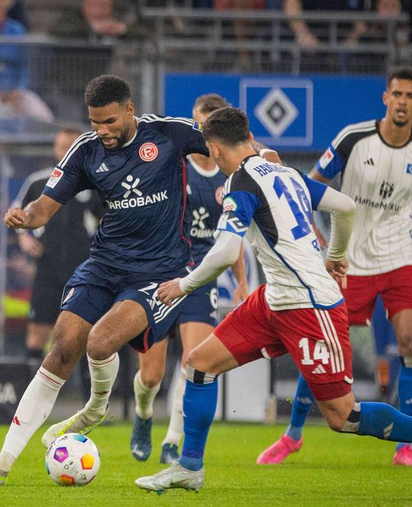 Jamil Siebert behauptet den Ball im Spiel gegen den Hamburger SV.