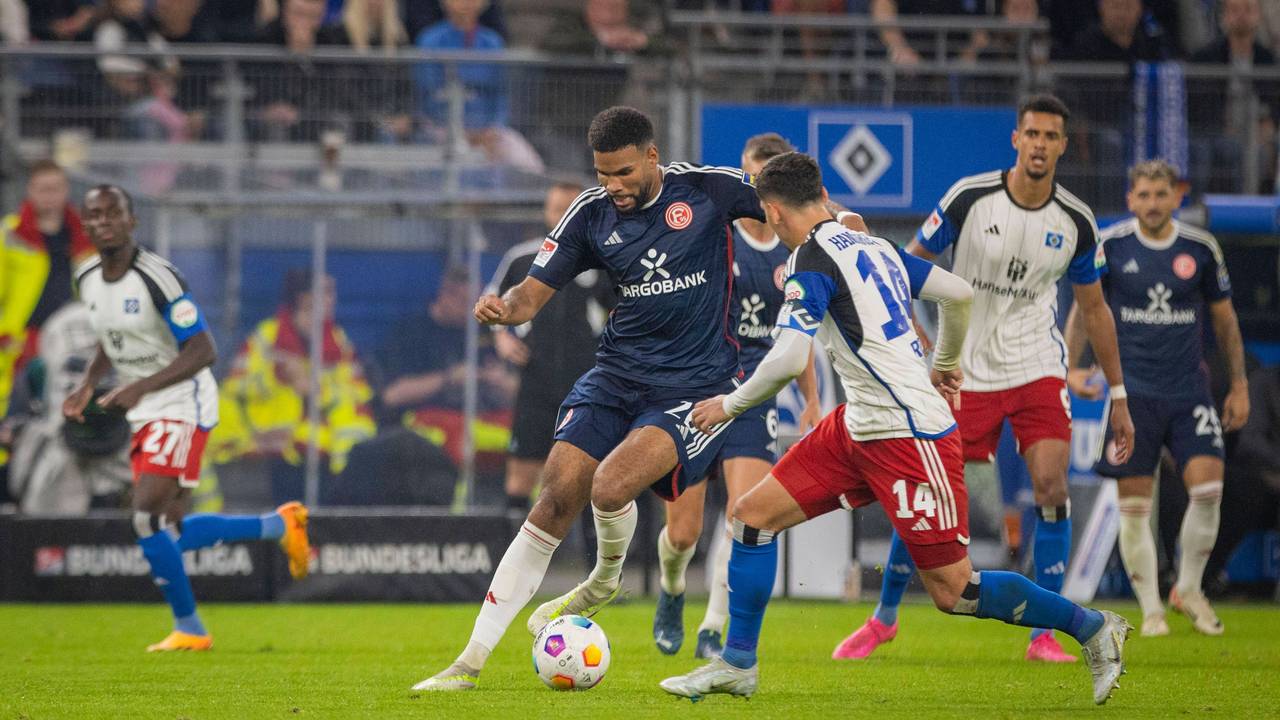 Jamil Siebert behauptet den Ball im Spiel gegen den Hamburger SV.