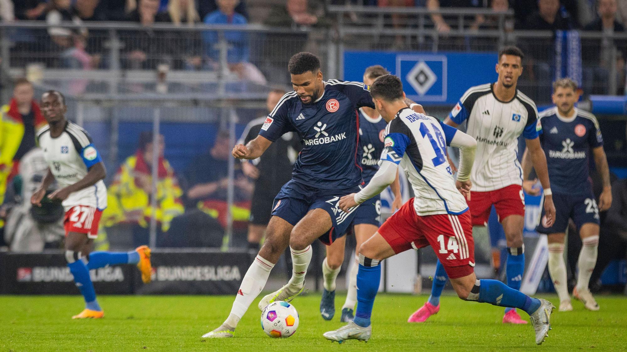 Jamil Siebert behauptet den Ball im Spiel gegen den Hamburger SV.