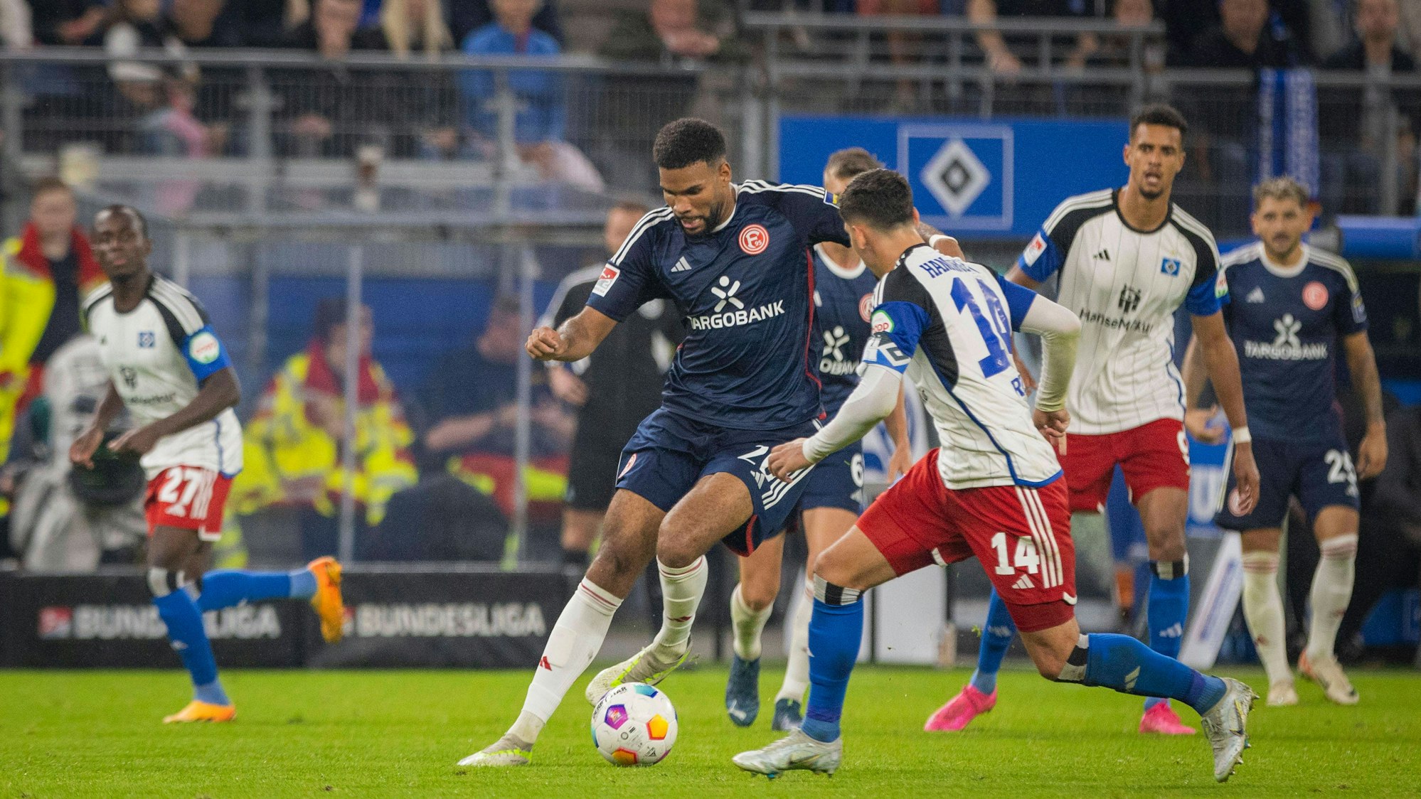 Jamil Siebert behauptet den Ball im Spiel gegen den Hamburger SV.