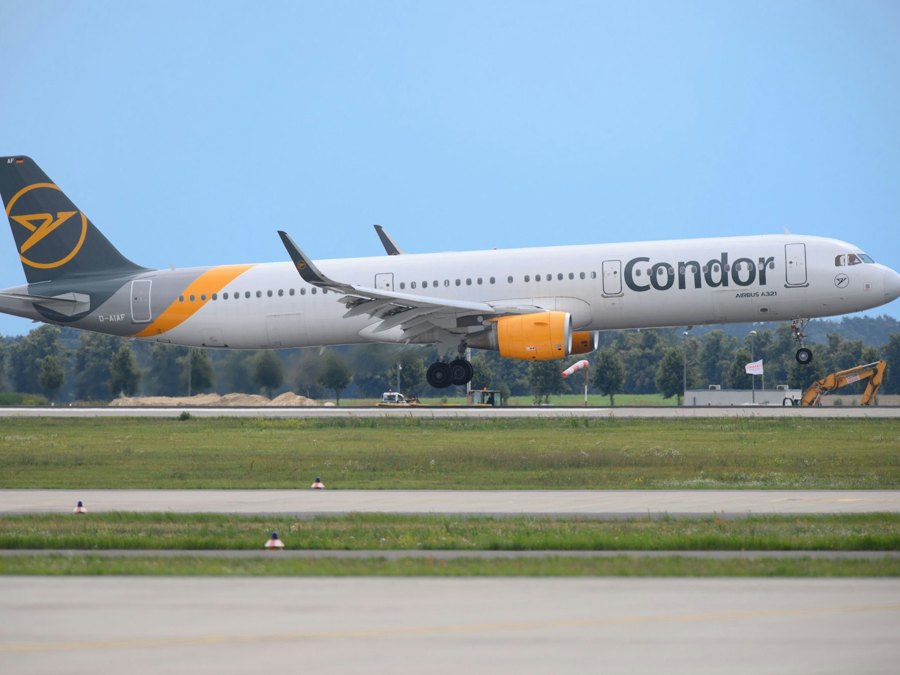 Ein Airbus A321 der Fluggesellschaft Condor landet auf der Südbahn des Flughafens Berlin Brandenburg „Willy Brandt“, hier im August 2021.