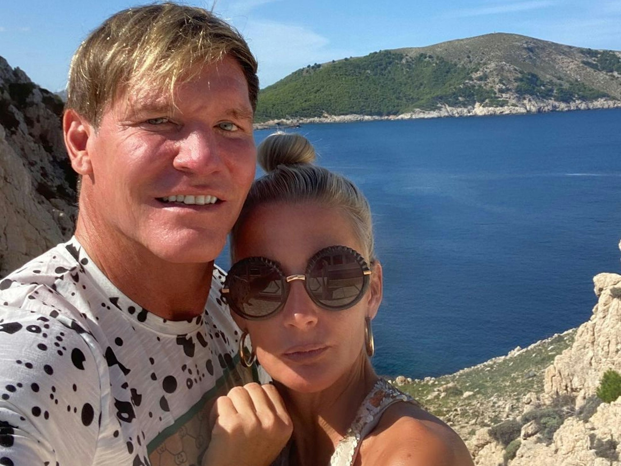 Steff Jerkel und Peggy Jerofke posieren für ein gemeinsames Foto.