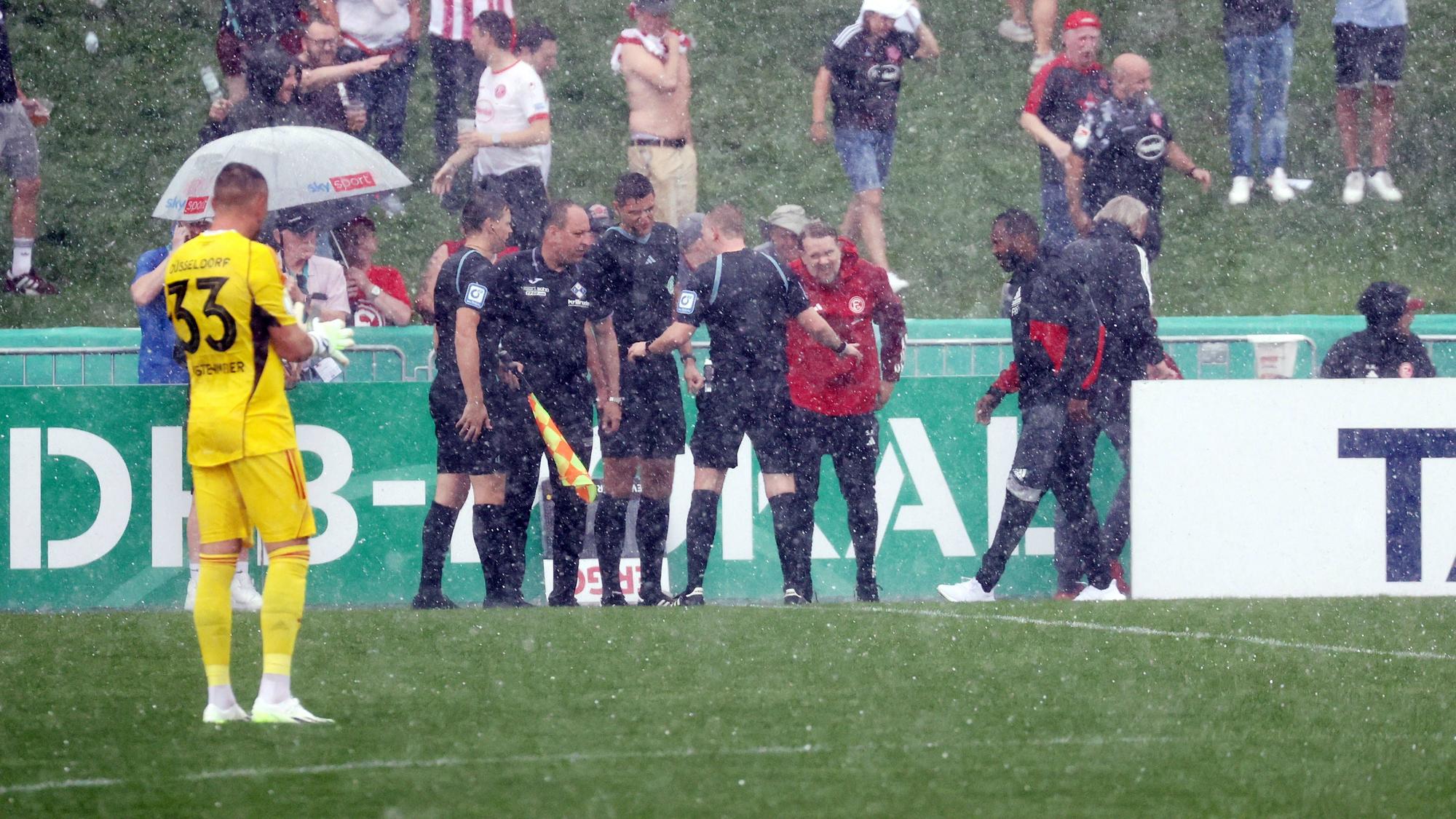 Hagelschauer beim Spiel im DFB-Pokal zwischen Illertissen und Fortuna Düsseldorf.