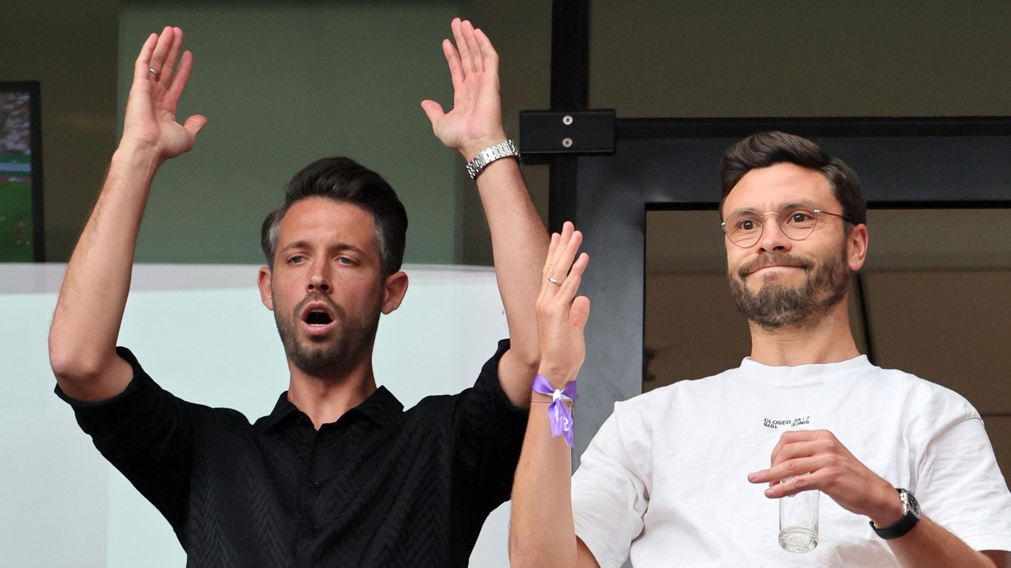Ex-FC-Kapitän Jonas Hector (r.) gemeinsam mit Mark Uth bei der 0:2-Niederlage gegen den VfB Stuttgart am 30. September 2023.