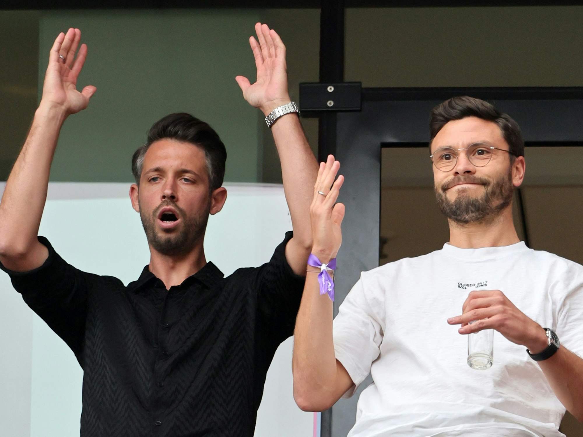 Mark Uth und Jonas Hector auf der Tribüne.