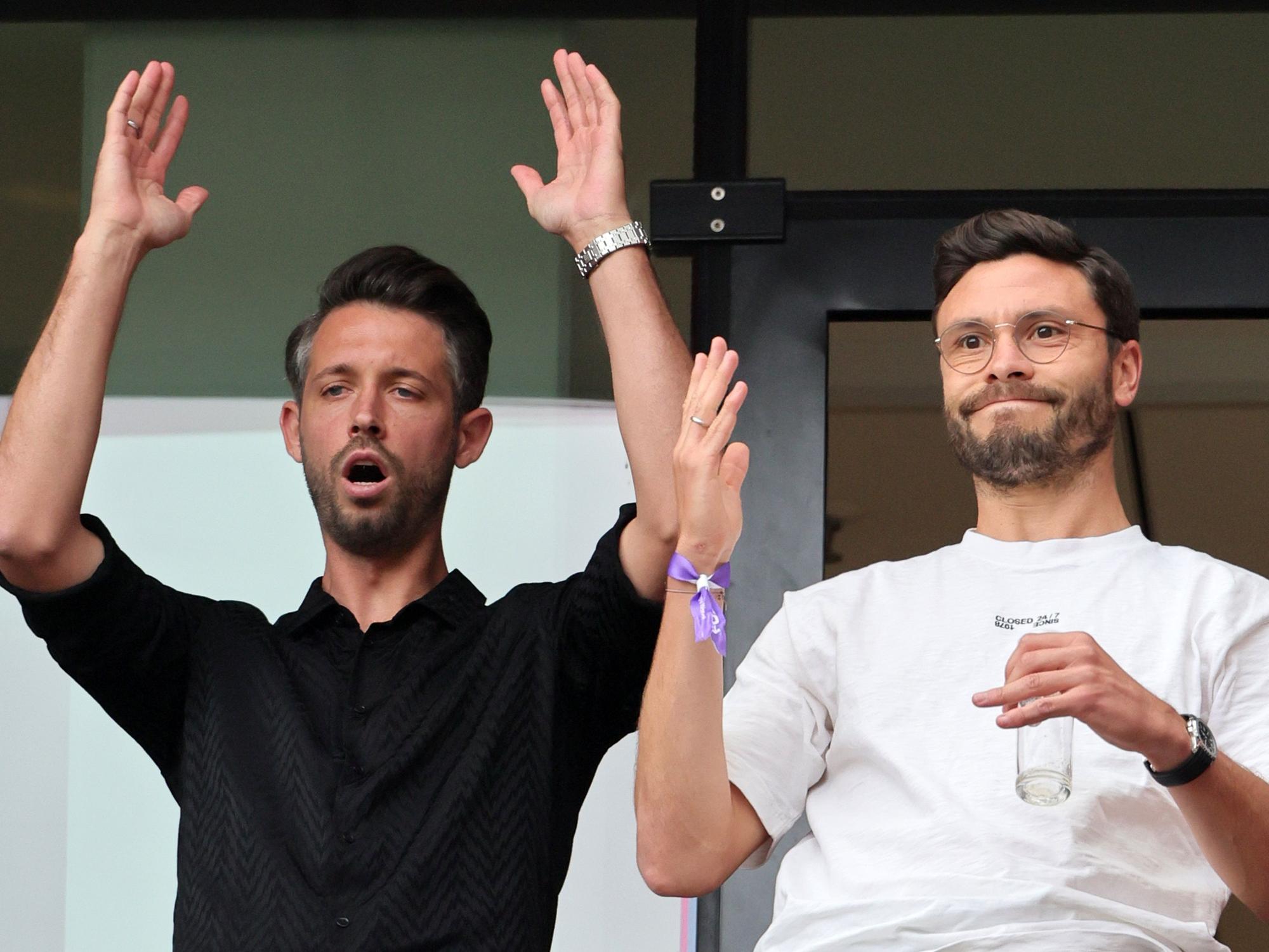 onas Hector (r.) am 30. September 2023 mit Mark Uth im Rhein-Energie-Stadion.