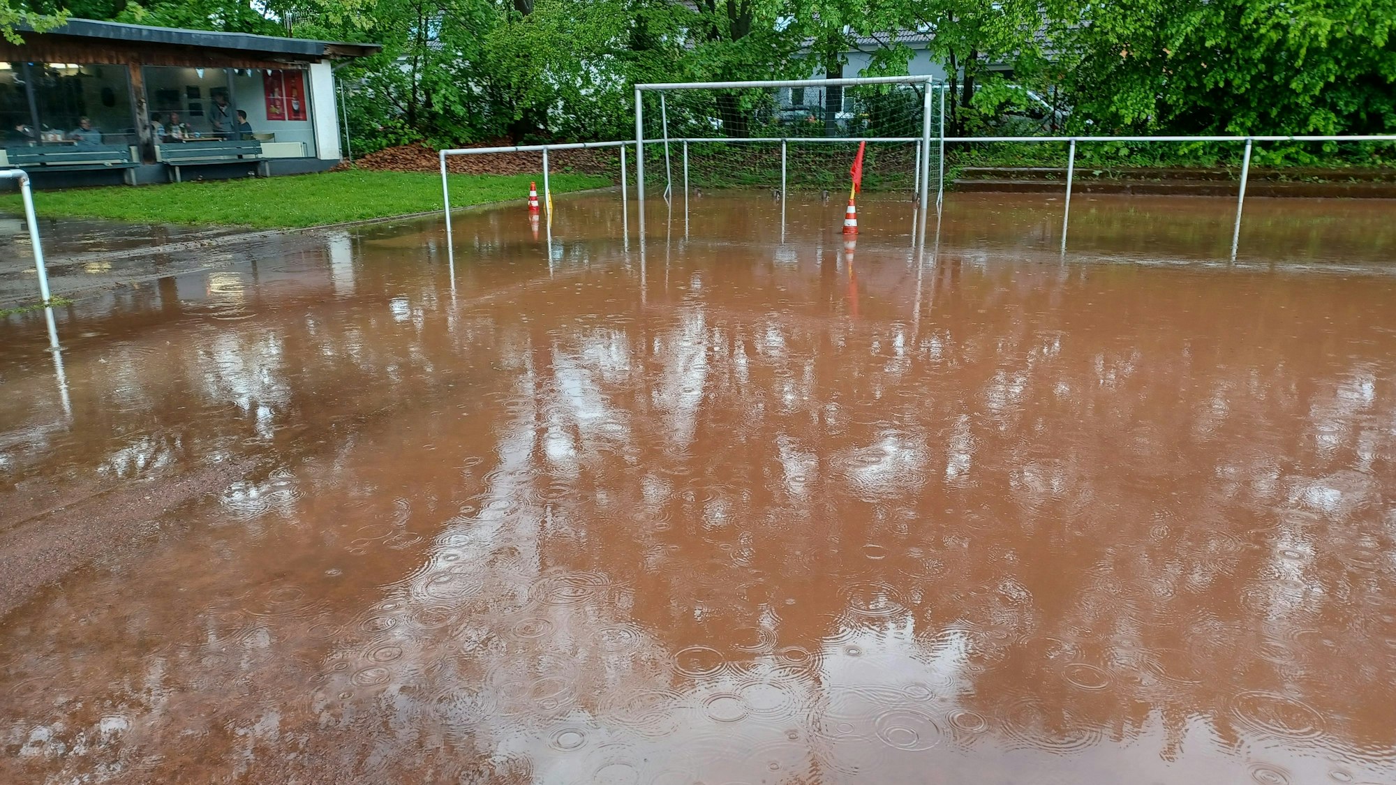 Der Fußballplatz des RSV Rath-Heumar steht unter Wasser.
