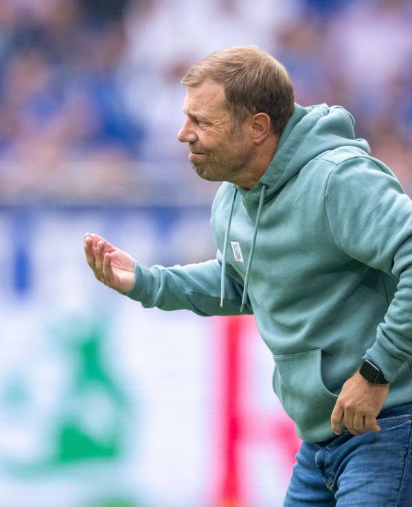 Schalkes Trainer Frank Kramer gibt Anweisungen.