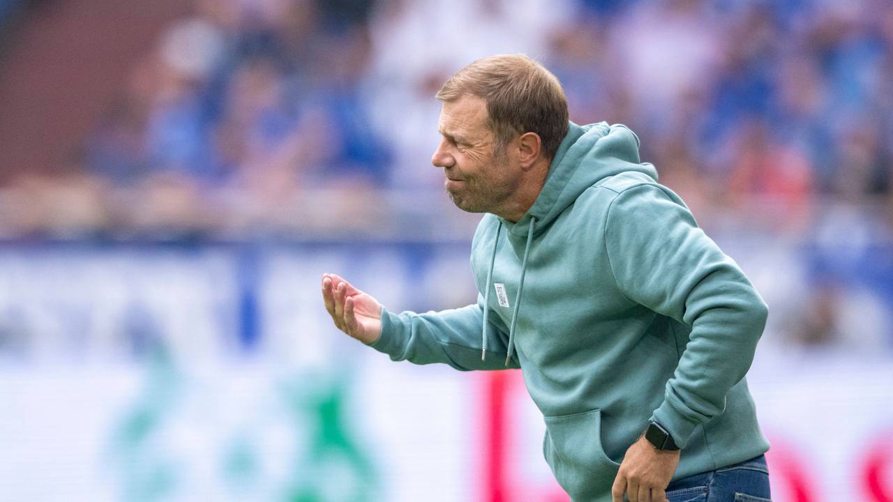 Schalkes Trainer Frank Kramer gibt Anweisungen.