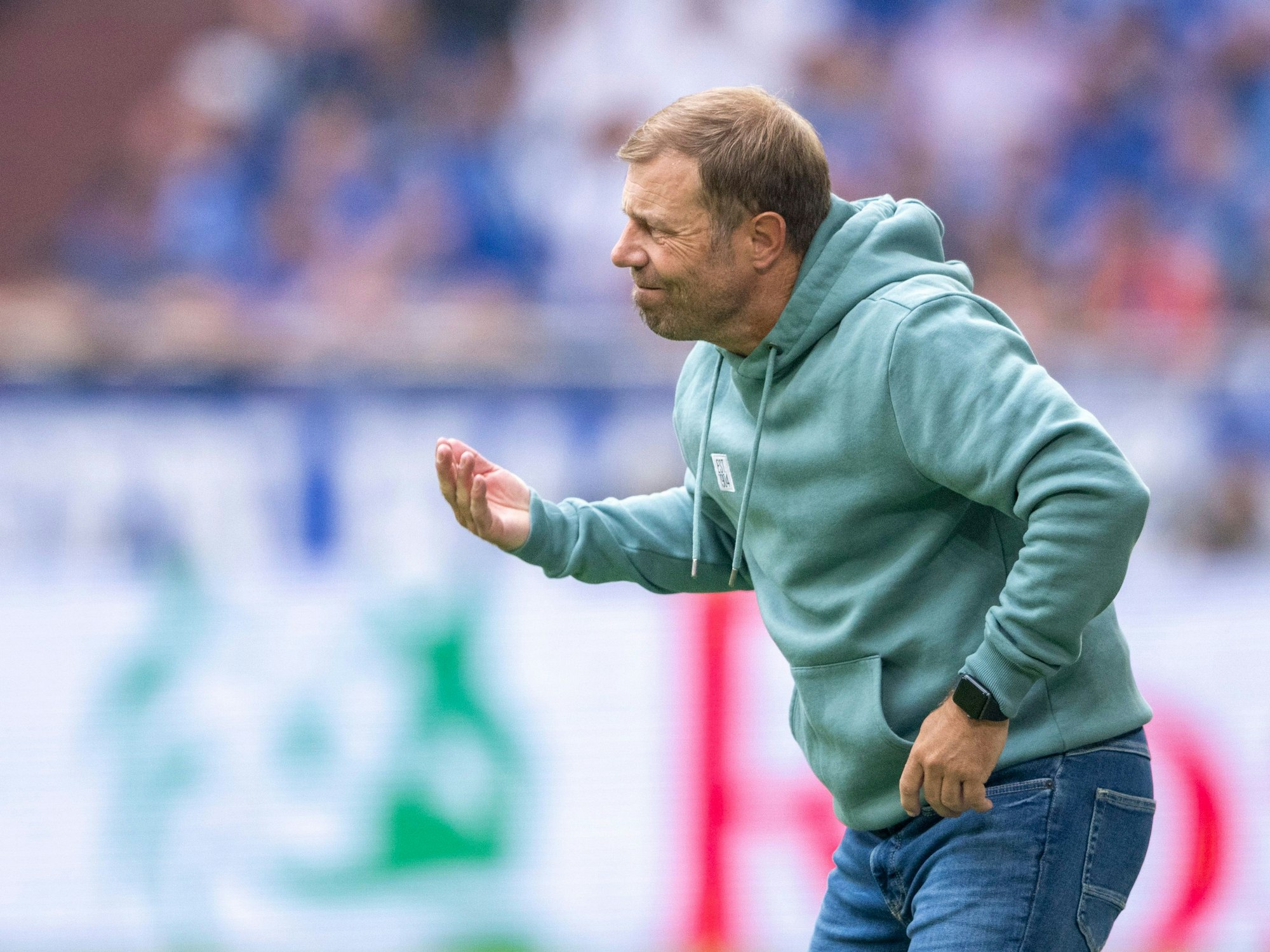 Schalkes Trainer Frank Kramer gibt Anweisungen.