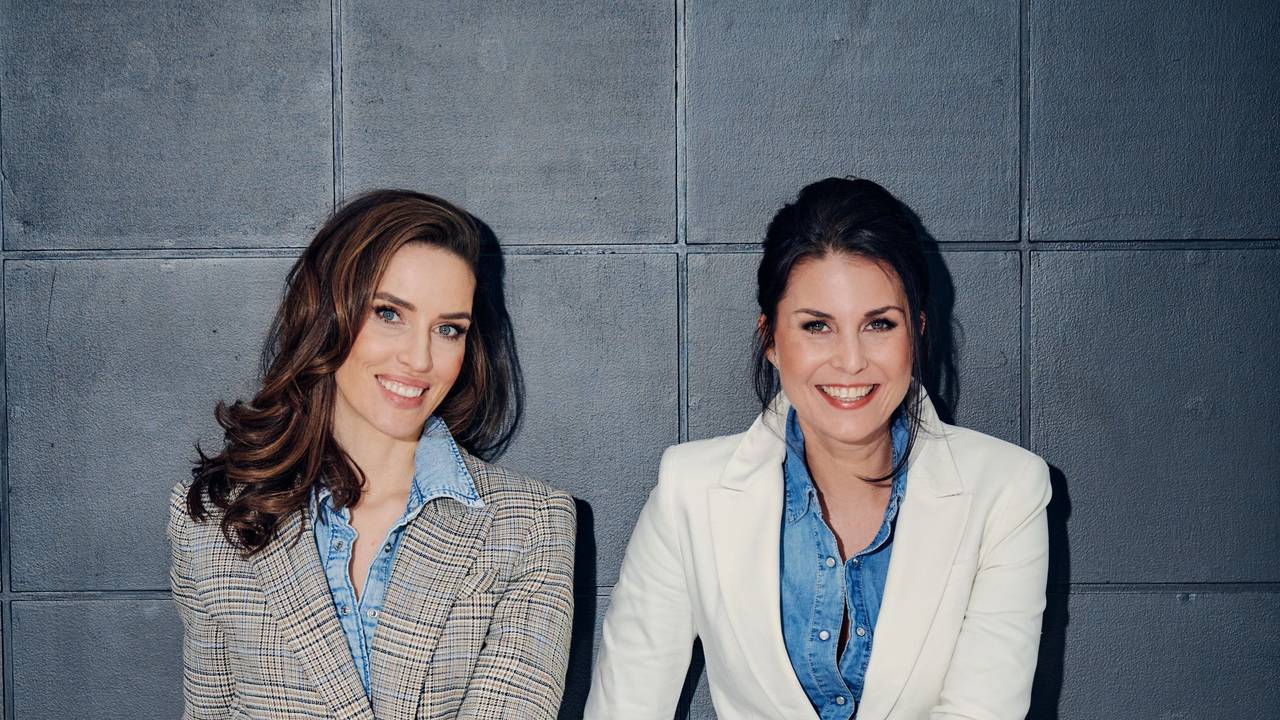 Anna Funck und Vanessa Blumhagen sitzen auf einer Couch.
