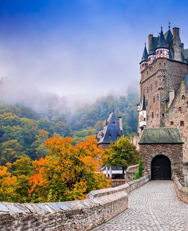 Burg Eltz an einem Herbstmorgen.