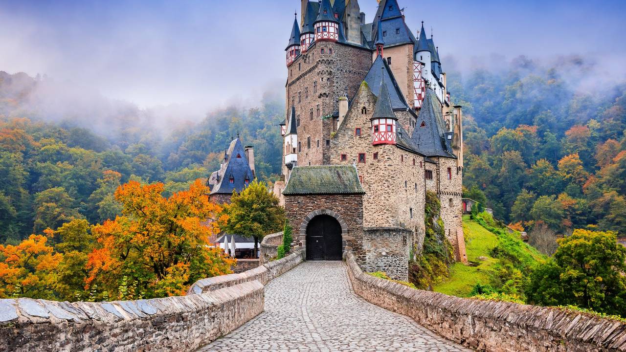 Burg Eltz an einem Herbstmorgen.