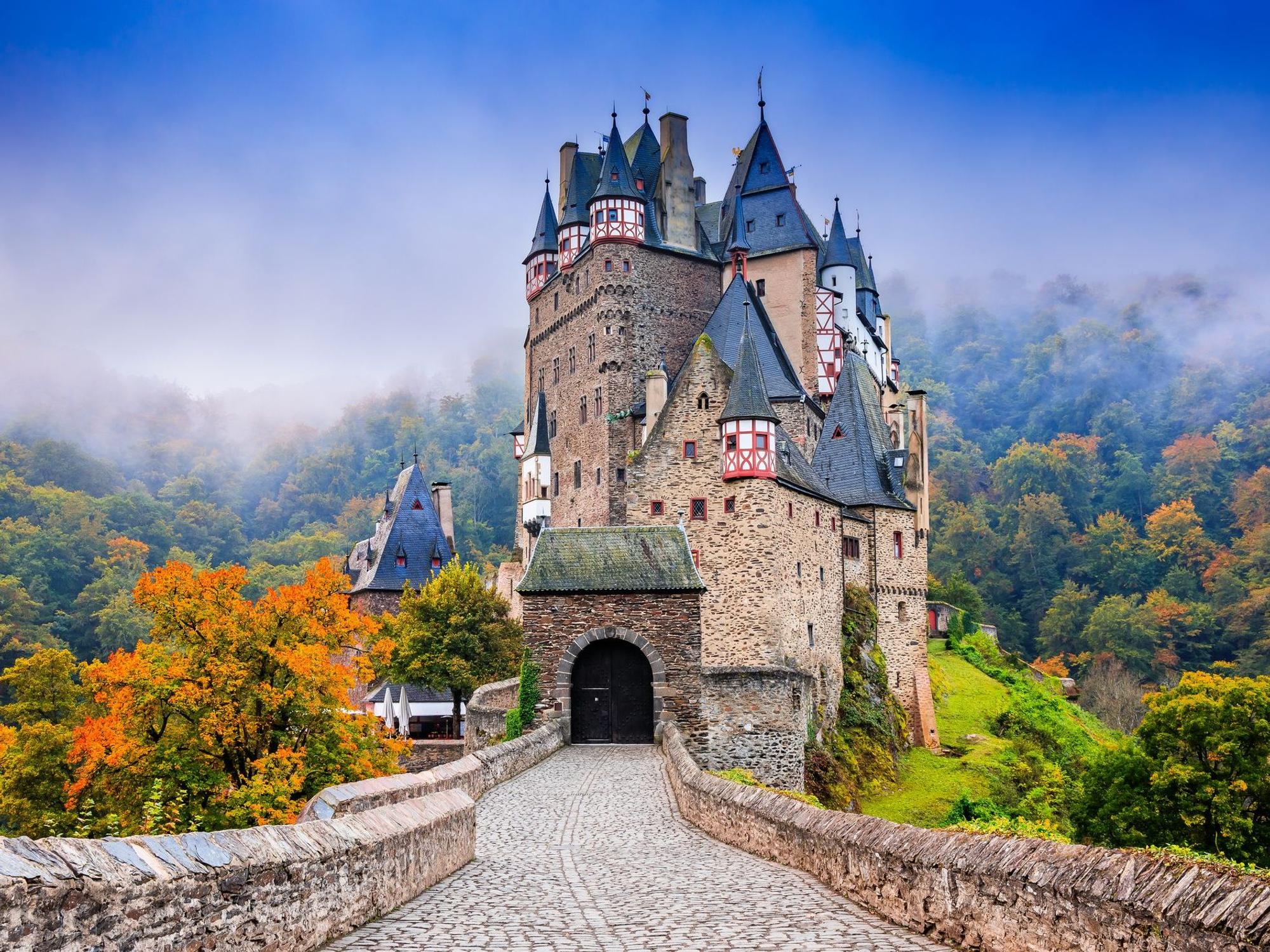 Burg Eltz an einem Herbstmorgen.