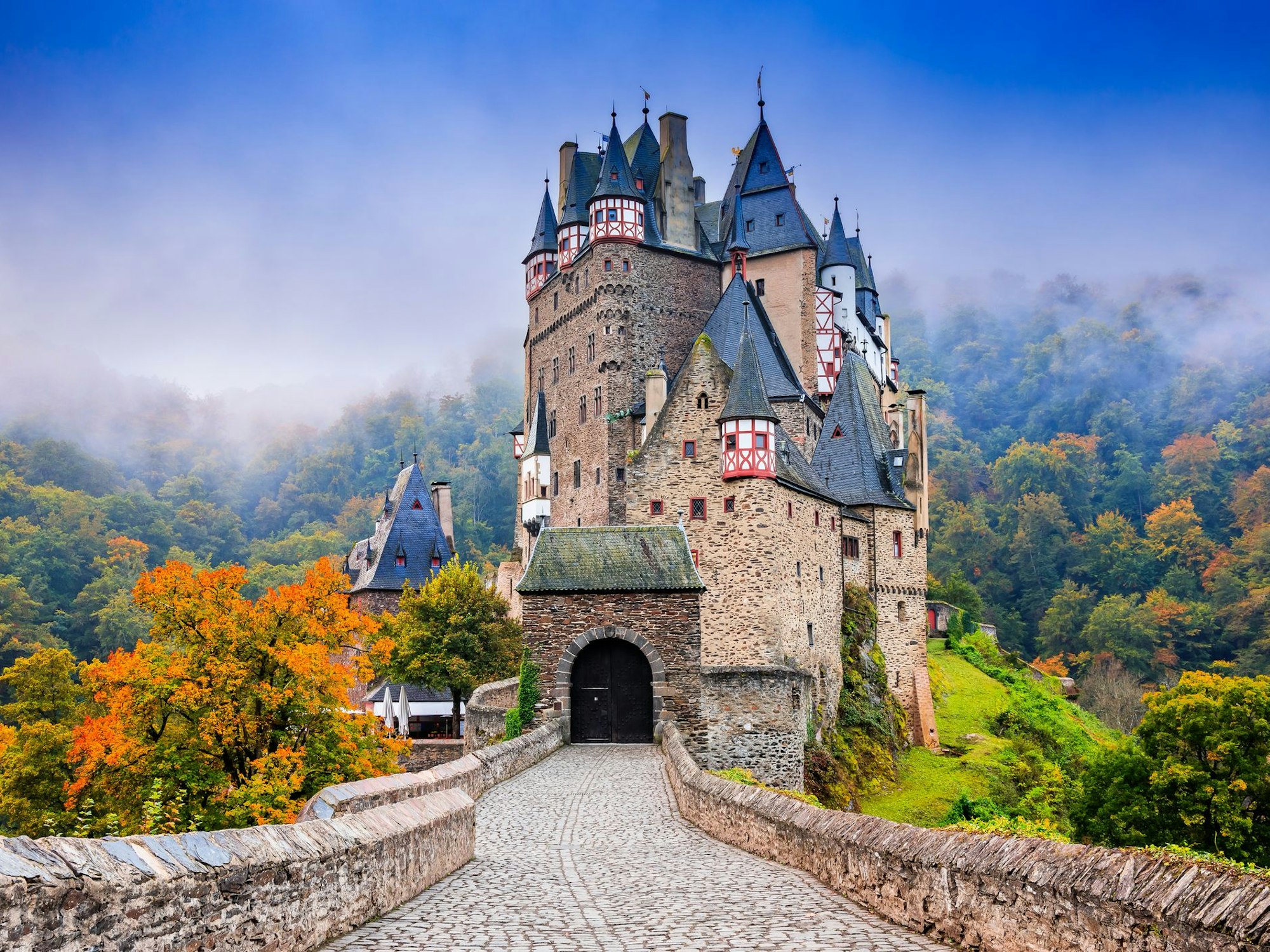 Burg Eltz an einem Herbstmorgen.