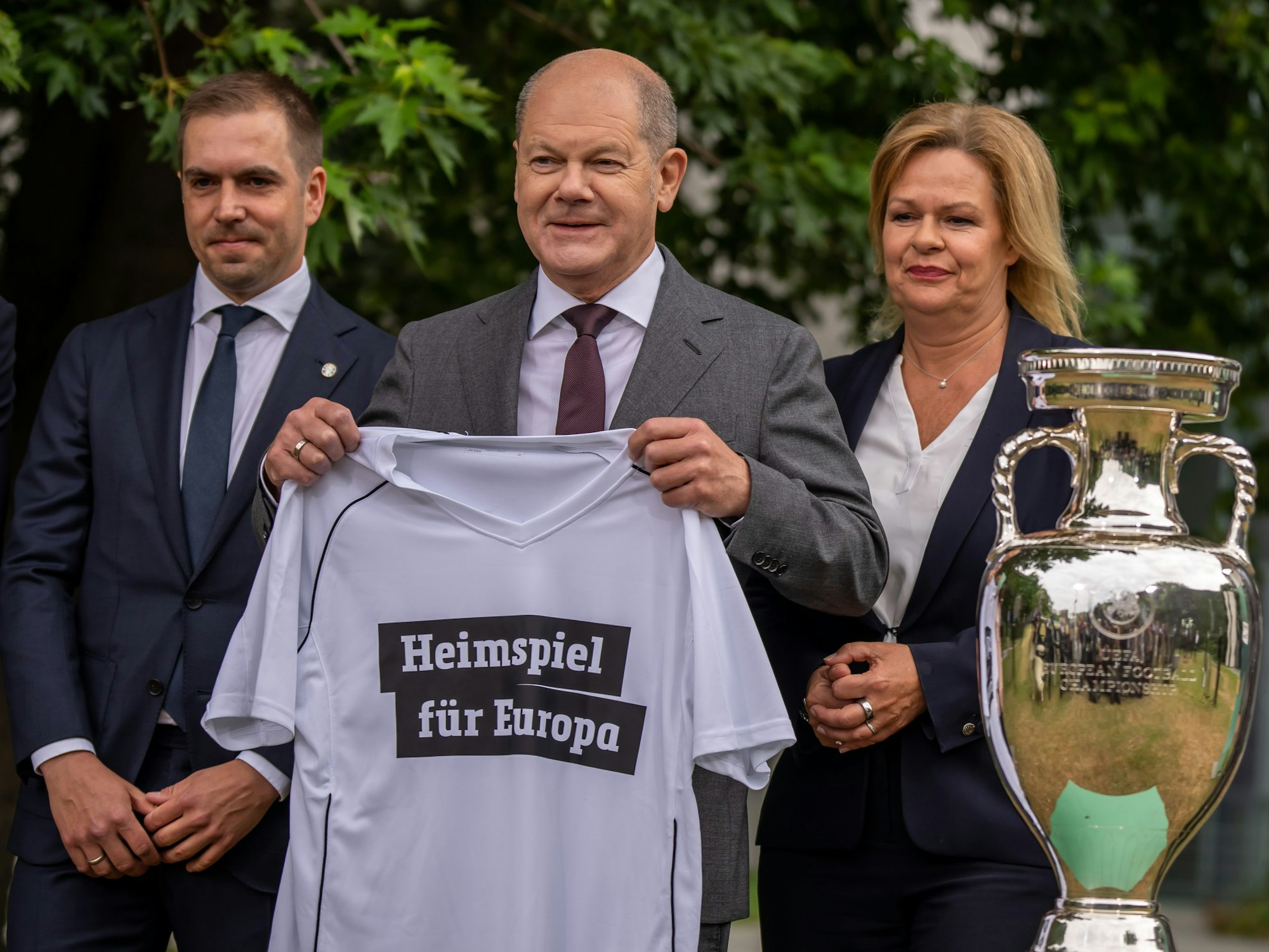 Turnierdirektor Philipp Lahm, Bundeskanzler Olaf Scholz und Bundesinnenministerin Nancy Faeser (v.l.n.r) posieren für ein Foto.