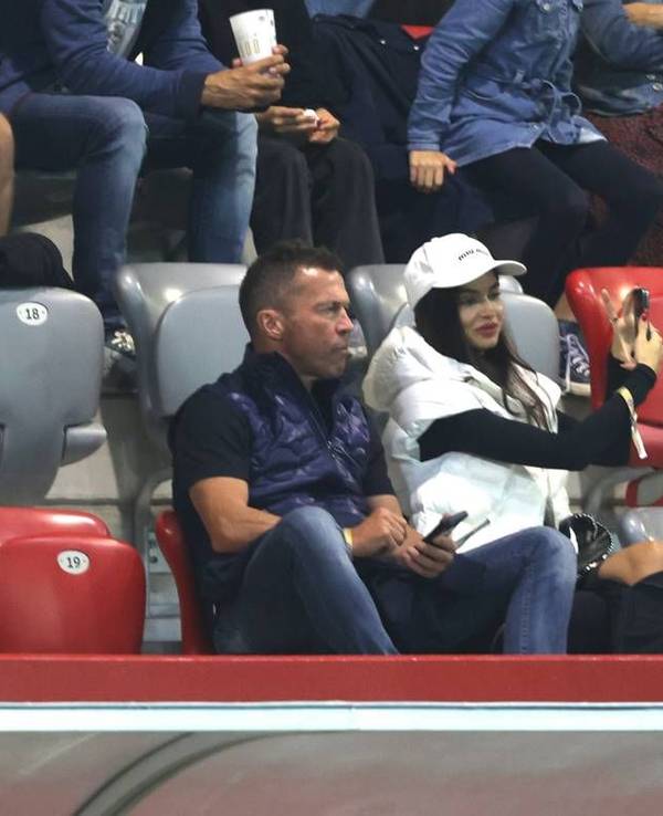 Lothar Matthäus sitzt mit Anastasia auf der Tribüne.