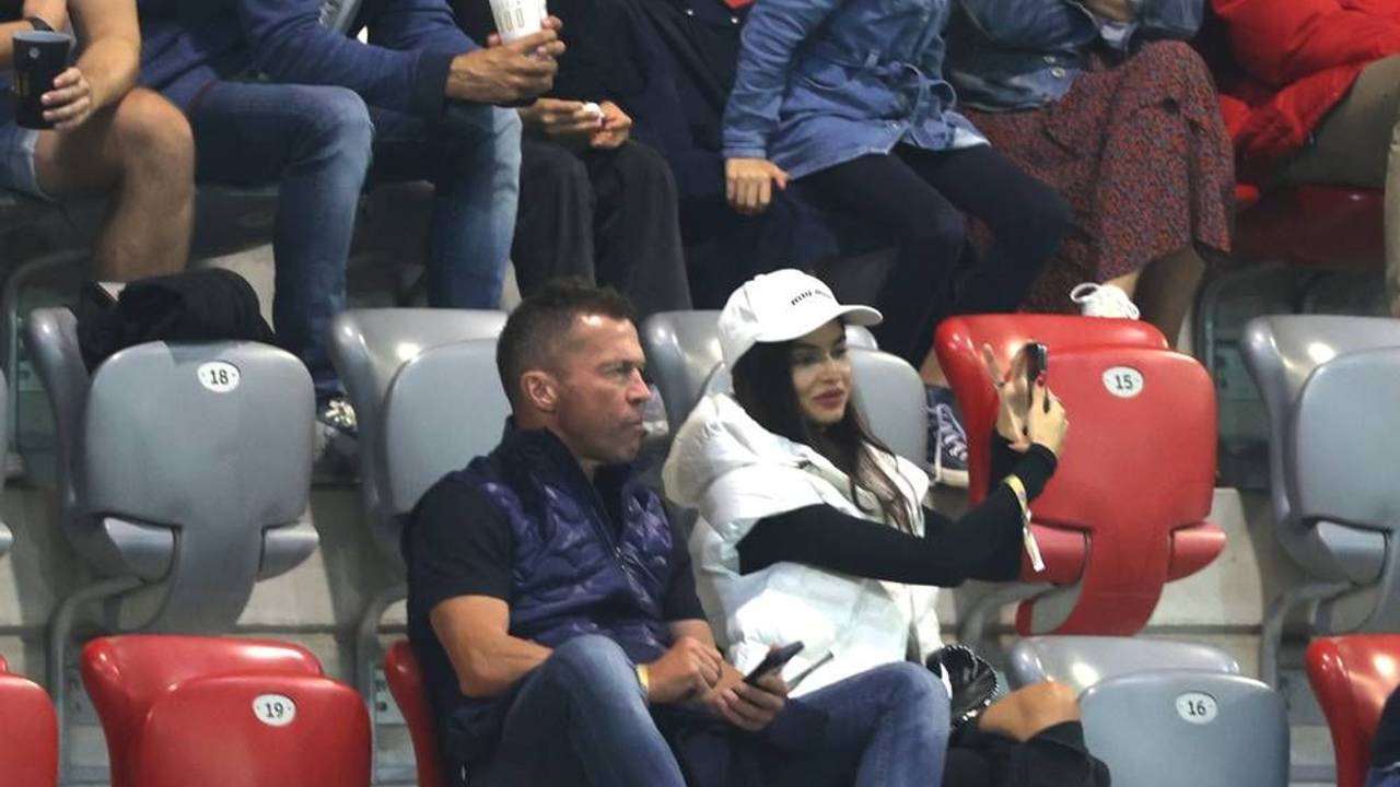 Lothar Matthäus sitzt mit Anastasia auf der Tribüne.