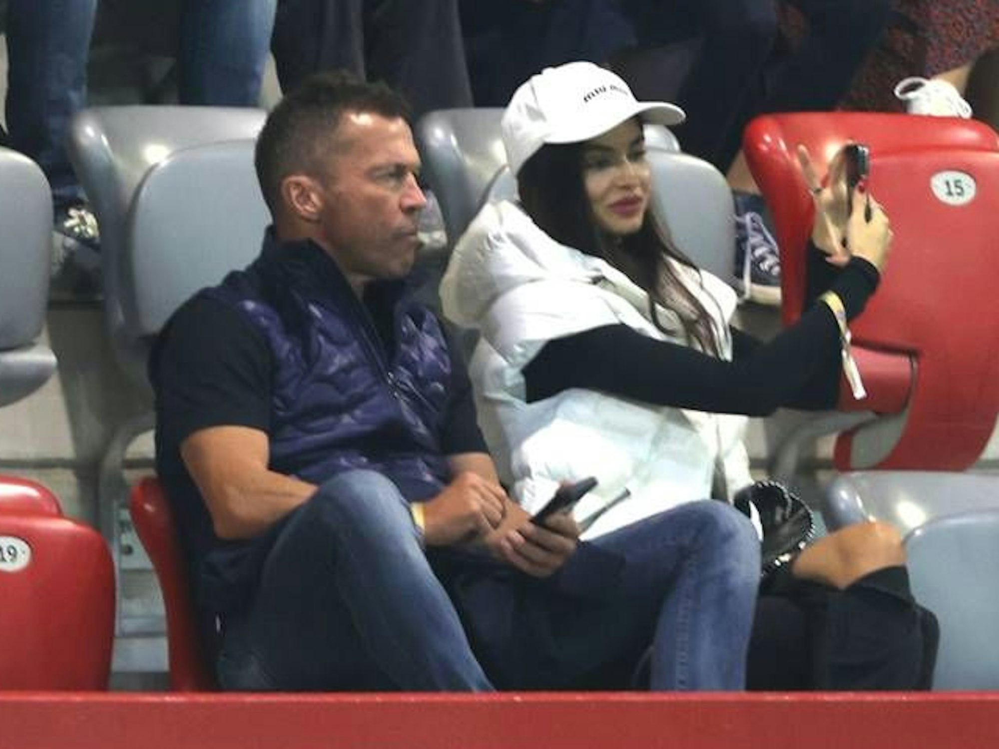 Lothar Matthäus sitzt mit Anastasia auf der Tribüne.