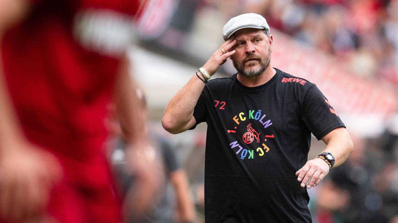 Kölns Trainer Steffen Baumgart reagiert an der Seitenlinie.