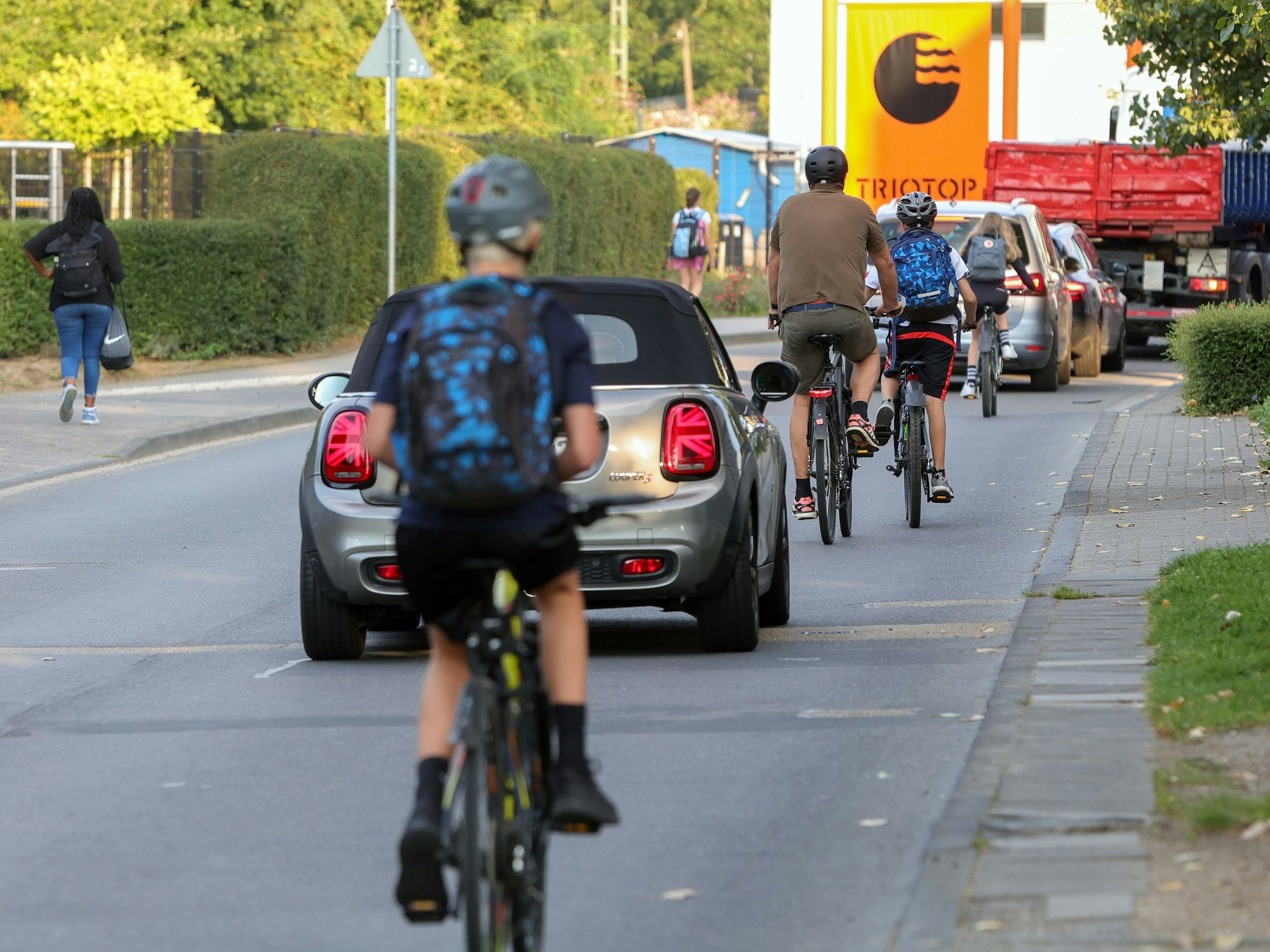 Kinder fahren mit dem Fahrrad zur Schule.