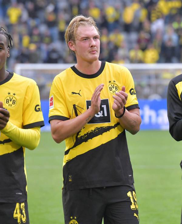 Borussia Dortmund: Jamie Bynoe-Gittens (li.), Julian Brandt und Marco Reus (re.) klatschen.