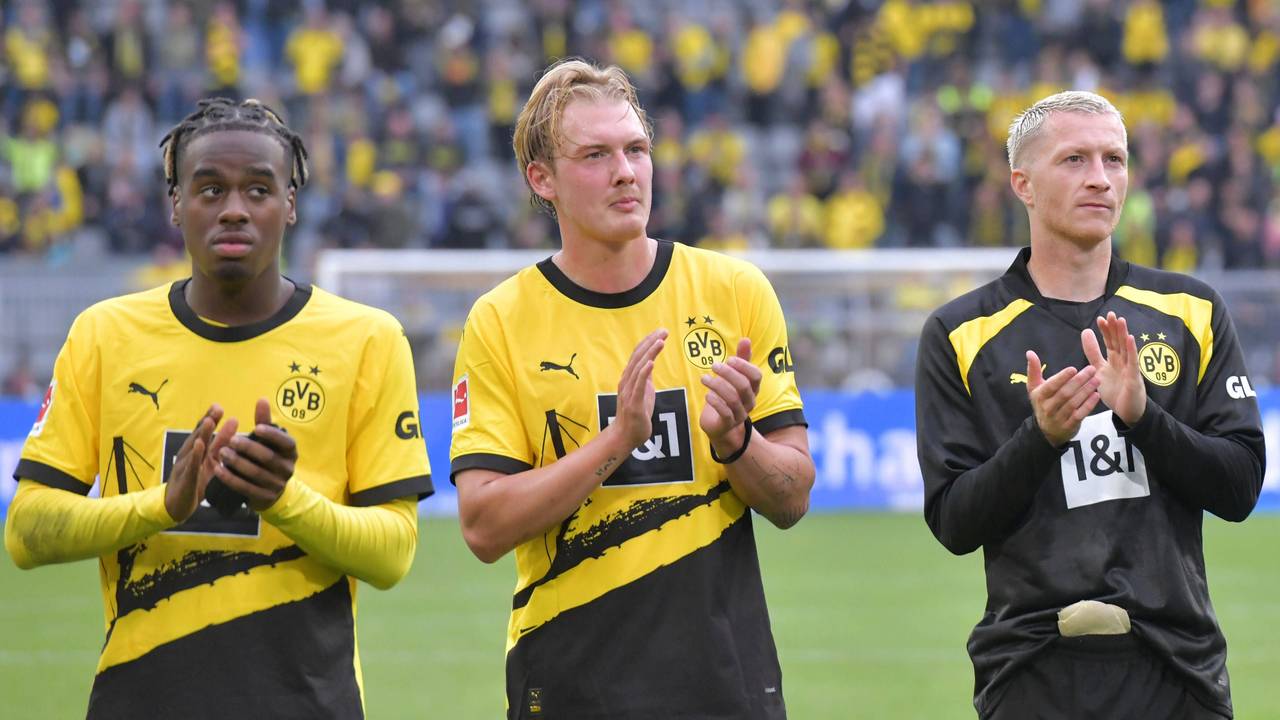 Borussia Dortmund: Jamie Bynoe-Gittens (li.), Julian Brandt und Marco Reus (re.) klatschen.