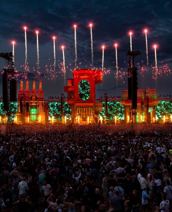 Der schwedische DJ Alesso, bürgerlich Alessandro Rodolfo Renato Lindblad, bei seinem Auftritt auf der Parookaville-Mainstage 2023, Feuerwerk wird gezündet.